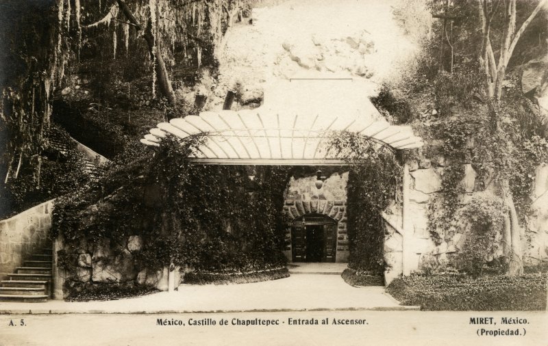 Castillo de Chapultepec: Entrada al Ascensor