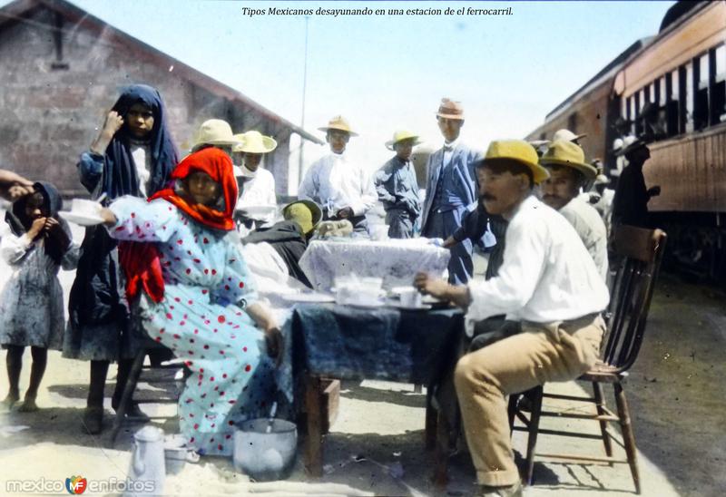 Tipos Mexicanos desayunando en una estacion de el ferrocarril.