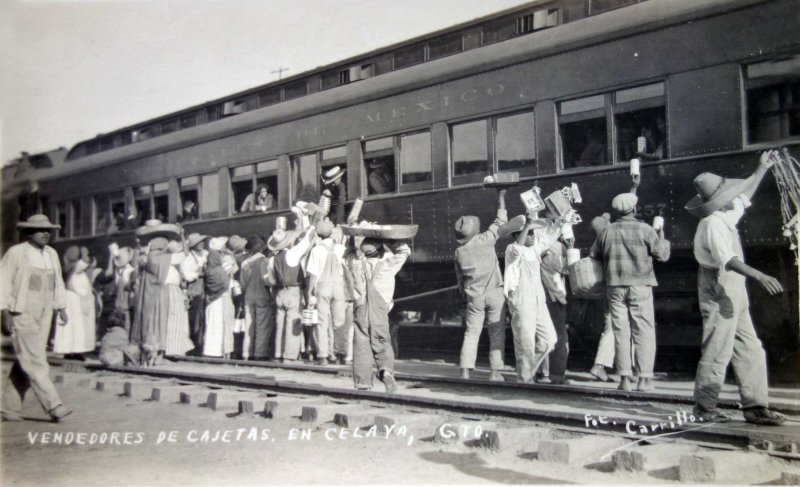 Tipos Mexicanos vendedores de Cajeta en una estacion ferroviaria.