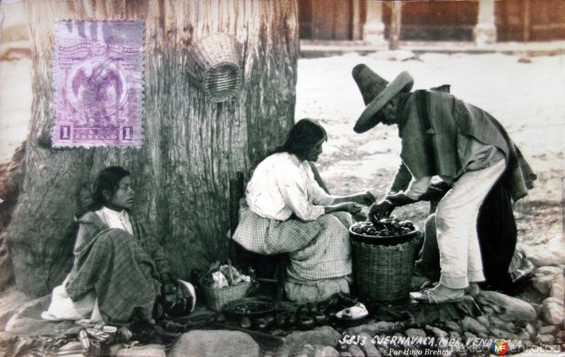 Tipos Mexicanos vendedora de Frutas Por el fotografo Hugo Brehme .