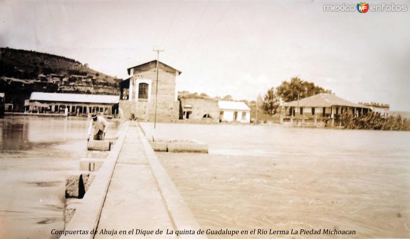 Compuertas de Ahuja en el Dique de La quinta de Guadalupe en el Rio Lerma La Piedad Michoacan.