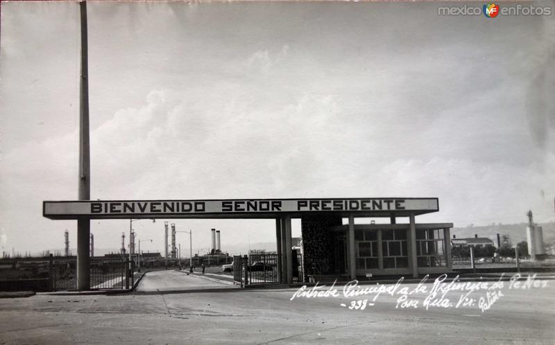 Entrada principal de la refineria de Pemex.