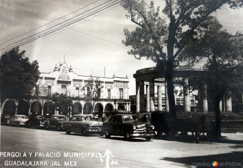 Pergola y Palacio Municipal.
