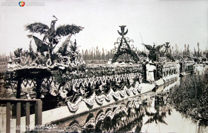 Los Canales de Xochimilco y sus trajineras BELLAMENTE ADORNADAS Por el fotografo Hugo Brehme.