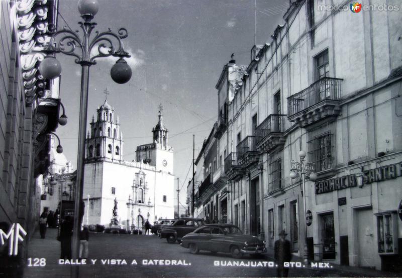 Calle y vista de La Catedral .