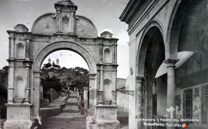 Escalinata y puerta de el Santuario.