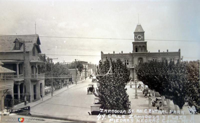 Calle Zaragoza y plaza.
