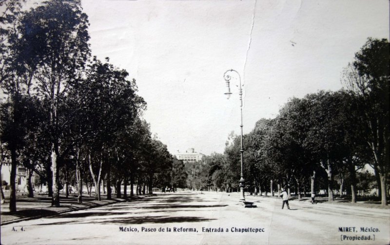 Paseo de La Reforma y entrada a Chapultepec por el fotografo FELIX MIRET.