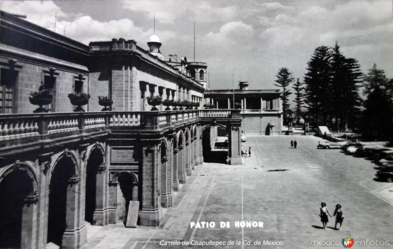 Patio de honor Castillo de Chapultepec de la Cd. de Mexico.