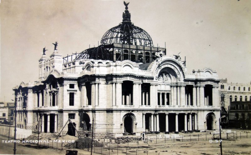 Palacio de Bellas Artes en construccion ( Circulada el 22 de Diciembre de 1922 ).