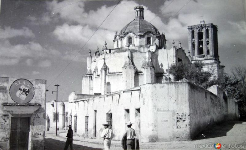 LUGAR DESCONOCIDO Una Iglesia.