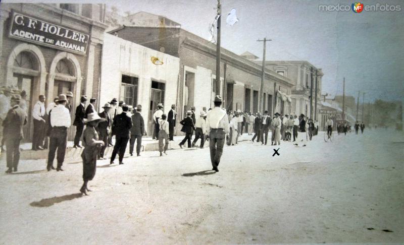 El lugar es Nogales / Sonora Un Agente Aduanal.