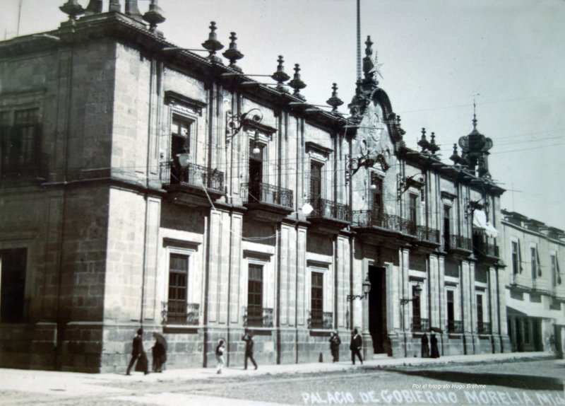 Palacio de gobierno Por el fotografo Hugo Brehme.