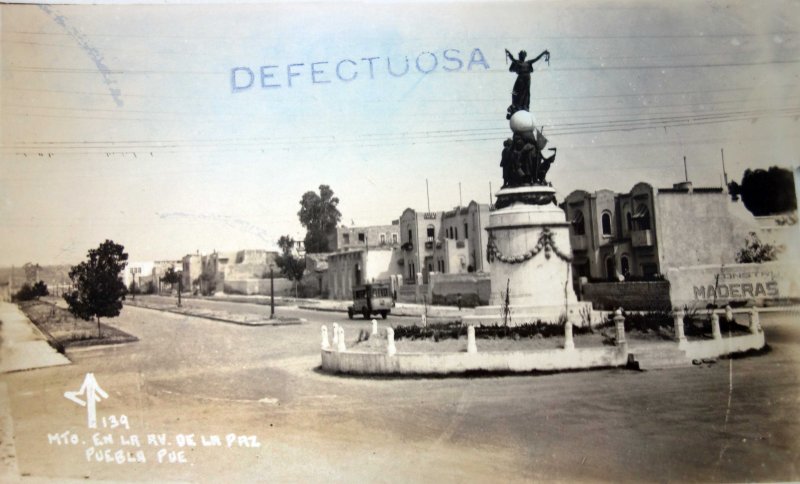 Monumento en la avenida de la paz.