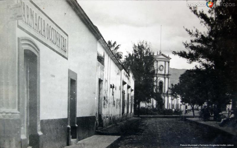Palacio Municipal y Farmacia Occidental Autlán Jalisco