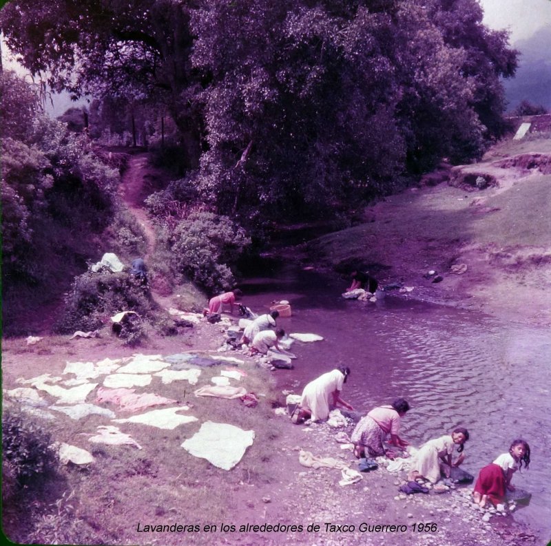 Lavanderas en los alrededores de Taxco Guerrero 1956.