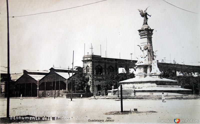 Estacion de Tranvias y Monumento a La Independencia.