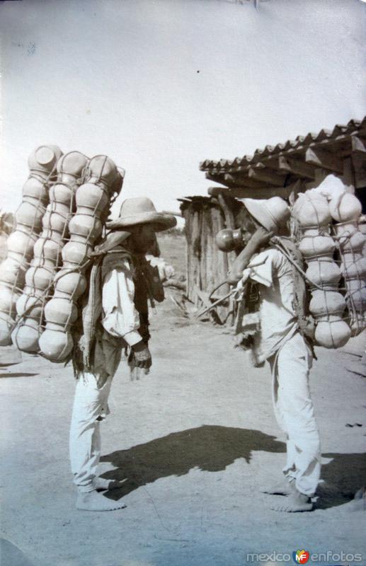 Tipos Mexicanos Cargadores de Ollas.