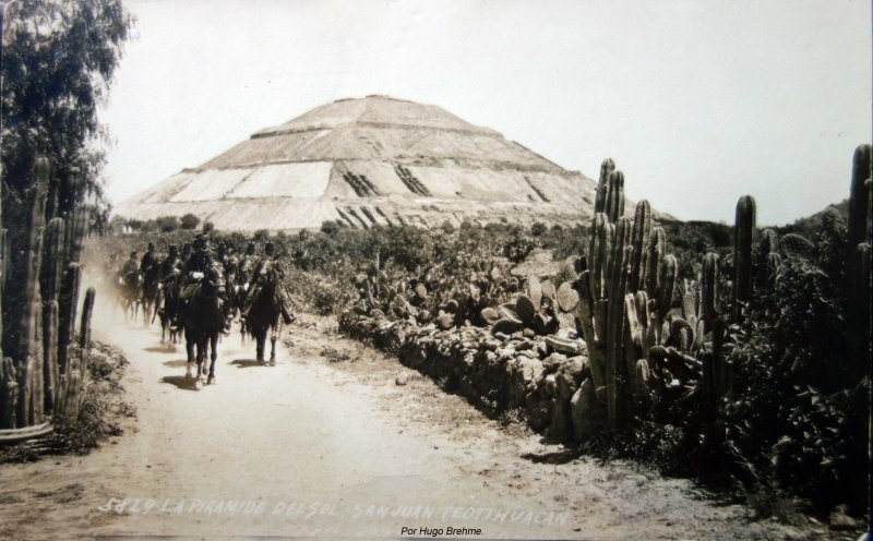 La piramide del sol con los Federales pasando Por el fotografo Hugo Brehme.