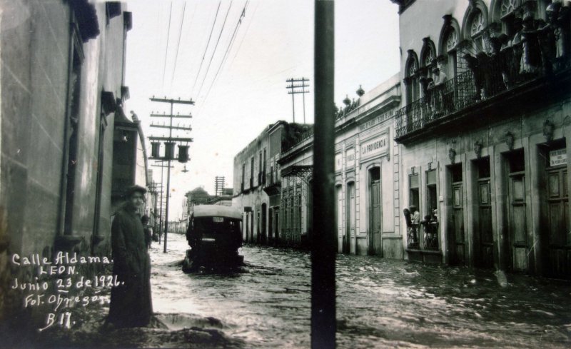 Inundacion de la calle Aldama acaecida el 23 de Junio de 1926.