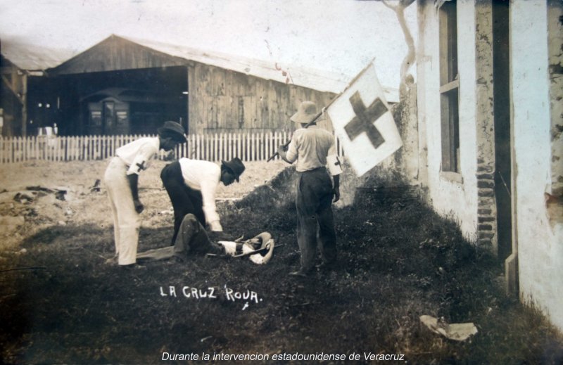 La Cruz Roja ayudando a un herido durante La ocupación estadounidense de Veracruz.