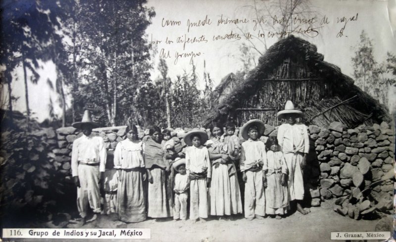 Grupo de indios en su jacal en Xochimilco de la Cd.de Mexico por el Fotografo Jacob Granat.