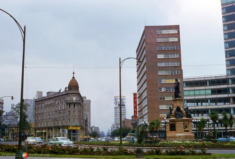 Glorieta Colón y Hotel Imperial en Paseo de la Reforma (1952)