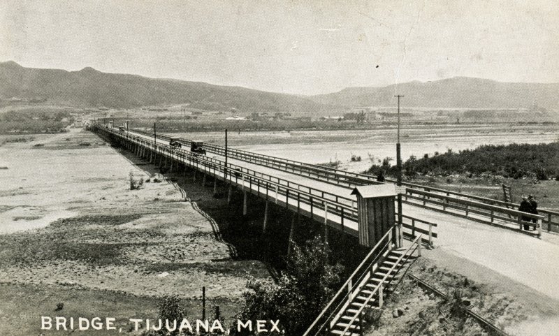 Puente sobre el Río Tijuana