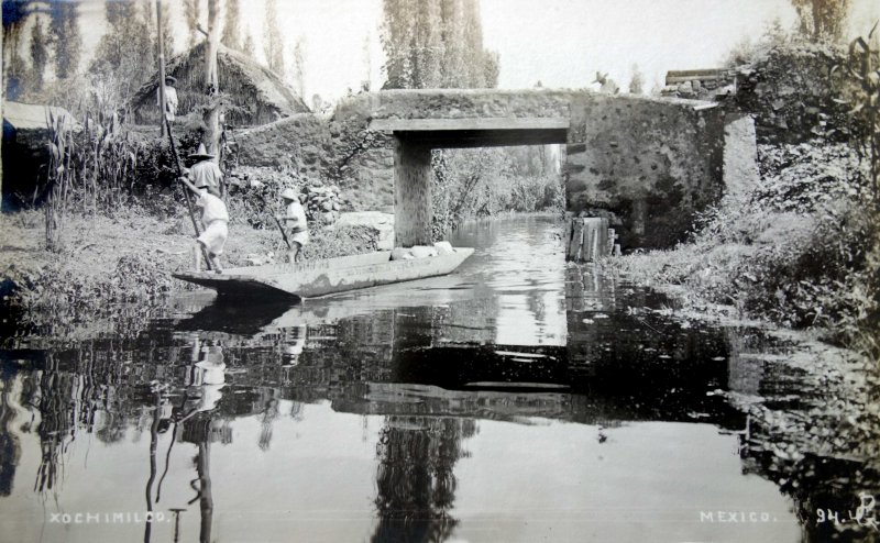 Entre Los canales de Xochimilco Cd de Mexico.