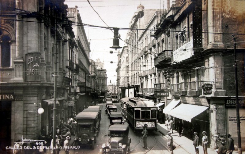 Calle Cinco de Febrero Escena Callejera Edificio Castillo.