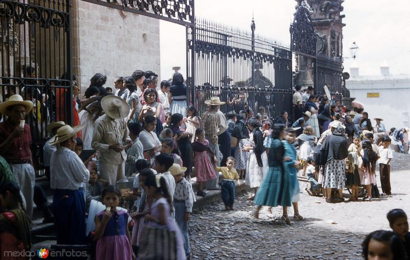 Congregación en el Templo de Santa Prisca (1955)