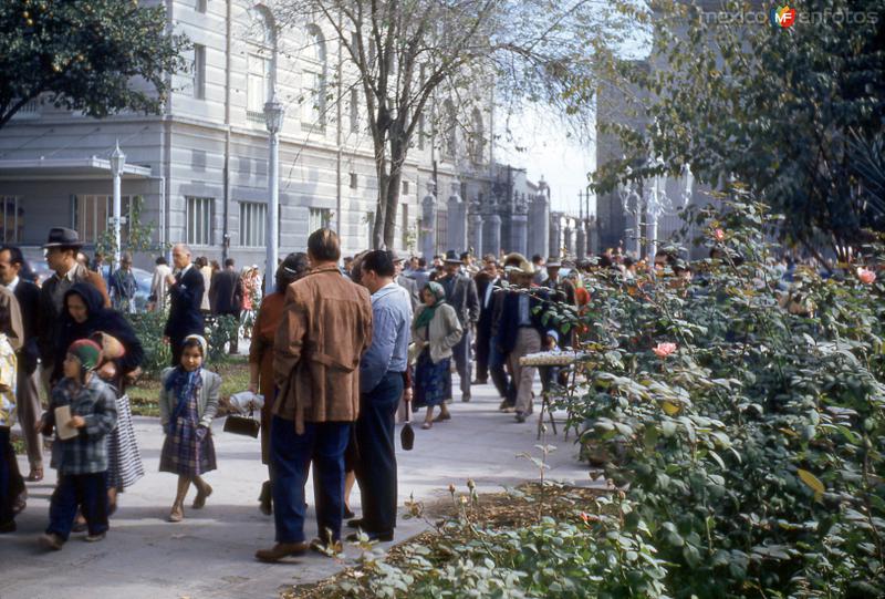 Después de misa en la Plaza Zaragoza (1952)