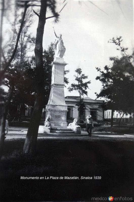 Monumento en La Plaza de Mazatlán, Sinaloa 1939