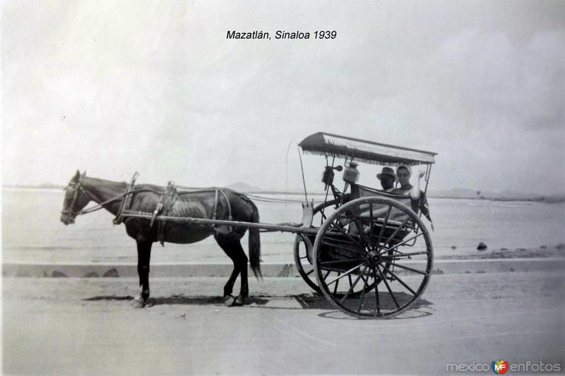 Paseando por La playa de Mazatlán, Sinaloa 1939