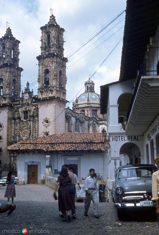 Vista al templo de Santa Prisca (1955)