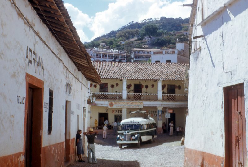 Autobús de pasajeros de la línea Estrella de Oro, ruta México - Acapulco (1953)