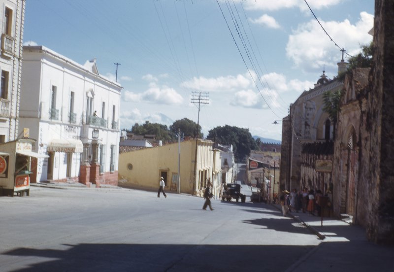 Calle Miguel Hidalgo y entrada a la catedral (1953)