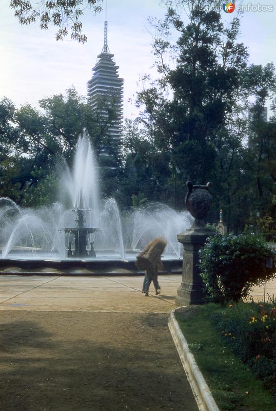 Alameda Central y Torre Latinoamericana, casi finalizada (1955)