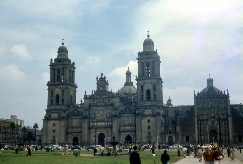Catedral Metropolitana y Zócalo con jardines (1955)