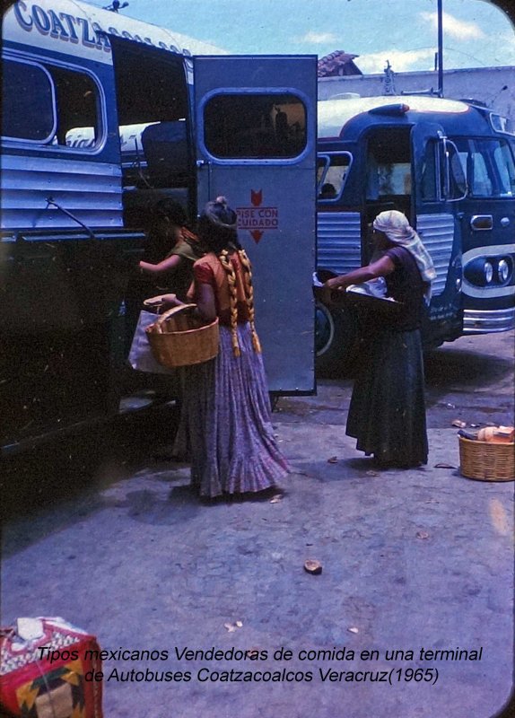 Tipos mexicanos Vendedoras de comida en una terminal de Autobuses Coatzacoalcos Veracruz(1965)