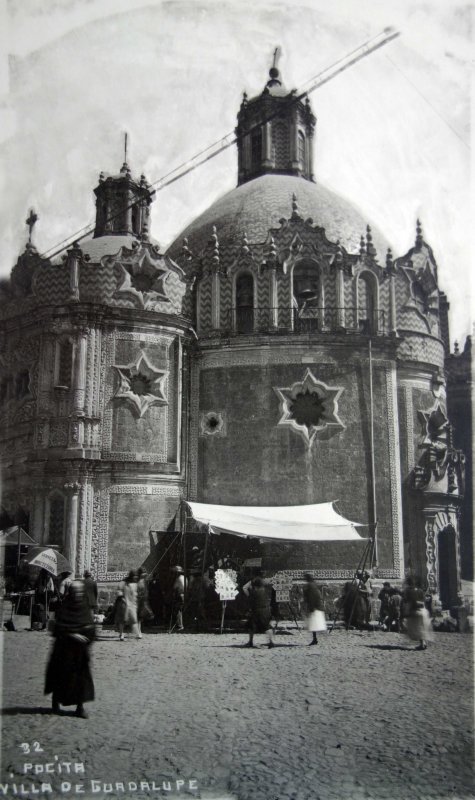 Escena callejera cerca de La Capilla de el Pocito Cd de Mexico.