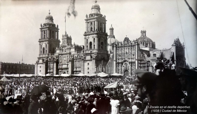 El Zocalo en el desfile deportivo (1938 ) Ciudad de México.