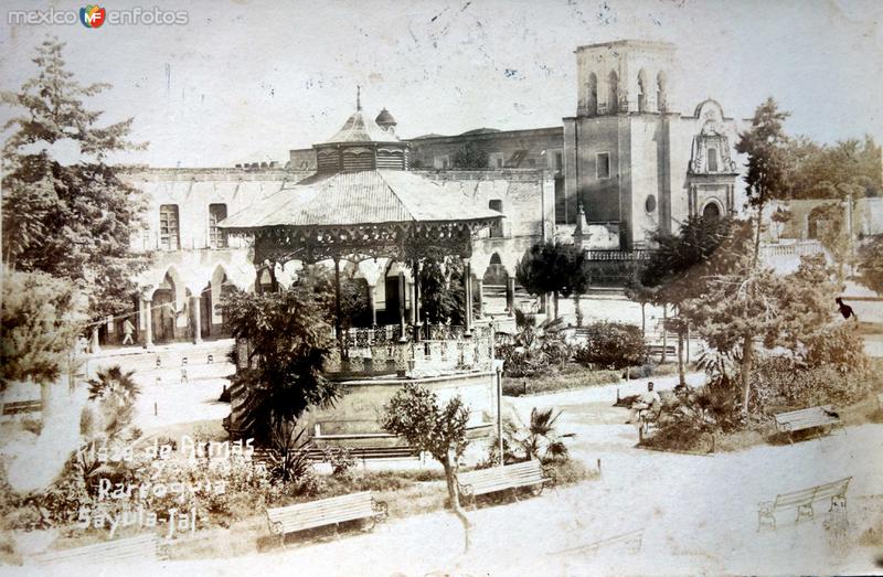 En la Plaza de armas y parroquia ( Circulada el 5 de Julio de 1927 ).