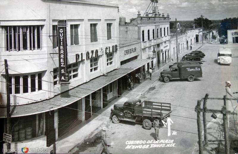 A un costado de La Plaza.