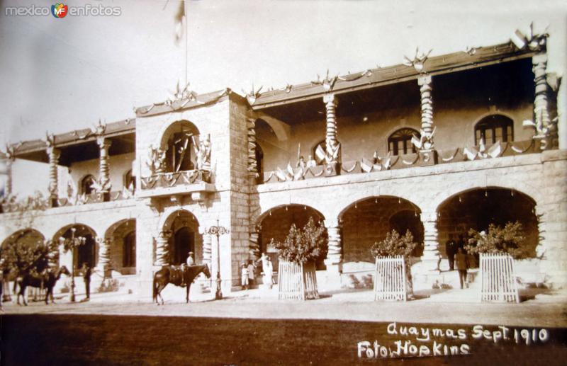 Adornos Septembrinos con motivo del Primer centenario de la Independencia de Mexico foto de Hopkins.