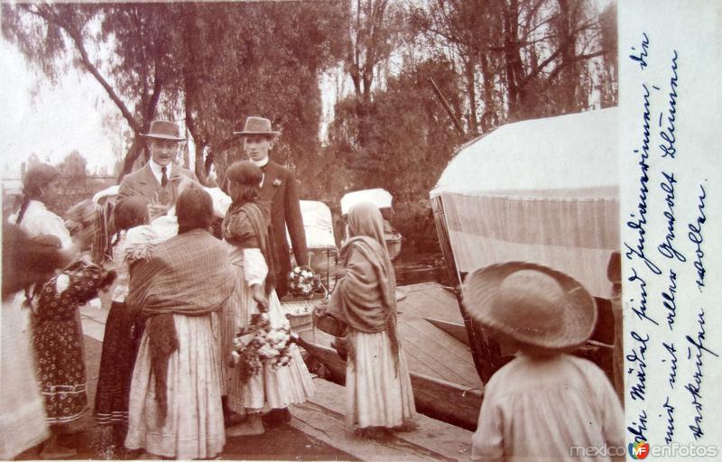 Tipos mexicanos vendedoras de flores en Los canales de Xochimilco Ciudad de México( Circulada Nov.1913 ).