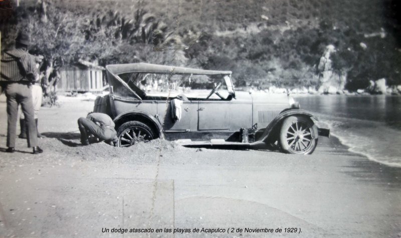 Un dodge atascado en las playas de Acapulco ( 2 de Noviembre de 1929 ).