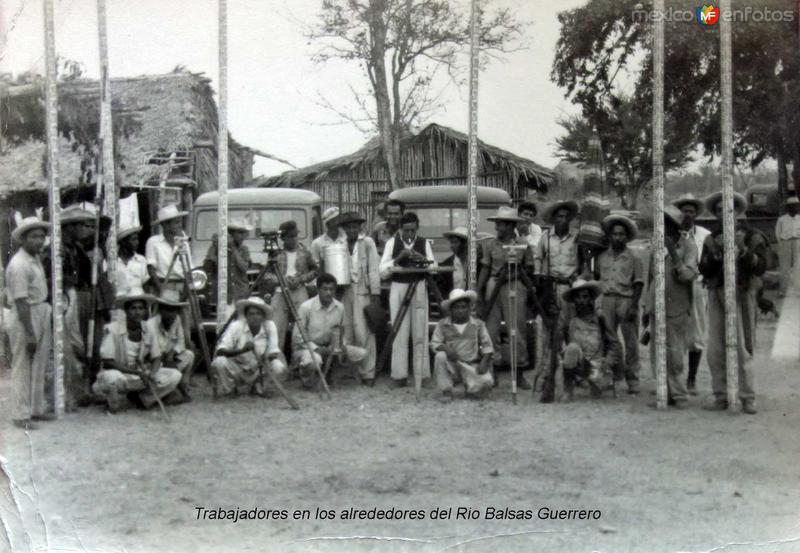 Trabajadores en los alrededores del Rio Balsas Guerrero.