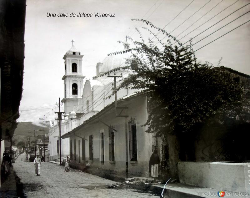 Una calle de Jalapa Veracruz por el fotografo Cesar A Camara.