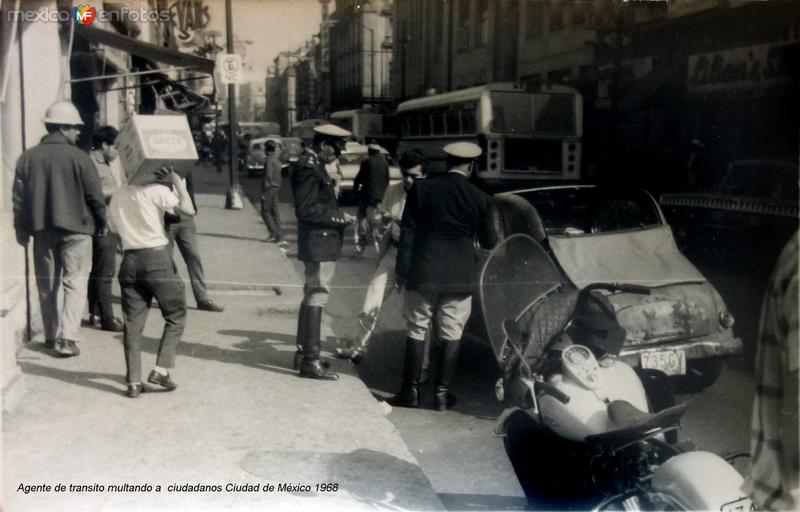 Agente de transito multando a ciudadanos Ciudad de México 1968 por los fotografos Hermanos Mayo.